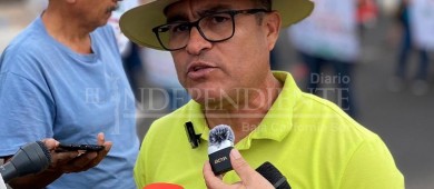 Docentes de BCS bloquean puente vehicular en protesta a la falta de respuestas a sus demandas