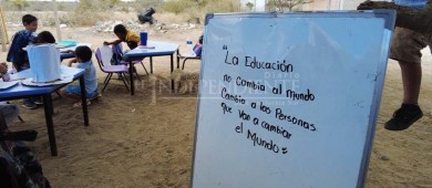 A falta de infraestructura escolar, en Los Cabos un grupo de niños estudia bajo un árbol