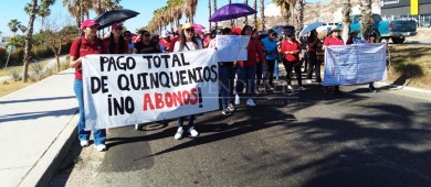 De nuevo. Trabajadores de la educación de Los Cabos marchan para exigir pago de quinquenios