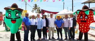 Asiste Presidenta Municipal al XI Festival del Chile y la Fresa en El Pescadero