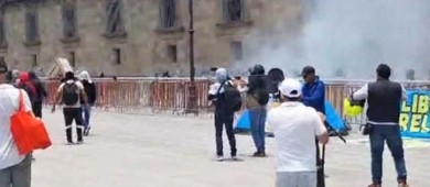 Estudiantes de Ayotzinapa atacan Palacio Nacional y dejan 26 policías heridos