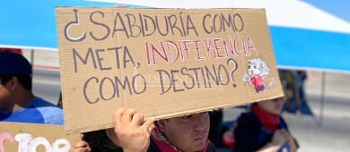 Estudiantes de UABCS bloquean paso vehicular en apoyo a sindicalizados; exigen al rector solución