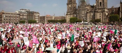 Xóchitl Gálvez pide mantener la Bandera en el Zócalo, durante la Marea Rosa