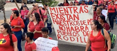 Magisterio de La Paz y Los Cabos marcharon en Día del Maestro