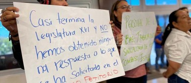 Sindicalizados del Congreso de BCS irrumpen sesión legislativa; exigen resolución al pliego petitorio