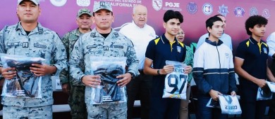 Entrega el gobernador Castro Cosío uniformes a participantes de la segunda Copa Pazífica de Fútbol
