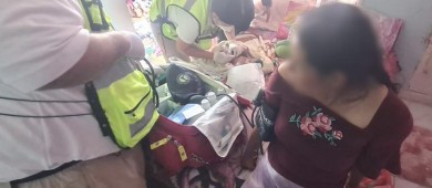 Policías municipales de La Paz auxilian a mujer y su recién nacido