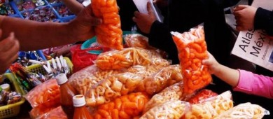 Organizaciones exigen a SEP hacer cumplir ley contra alimentos chatarra en las escuelas