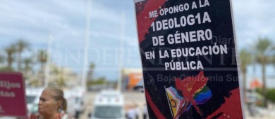 Miembros del Frente Nacional por la Familia protestan frente a palacio del Gobierno de BCS en contra la Ley de Infancias Trans