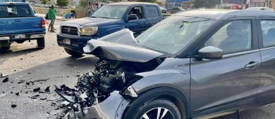 Carambola entre vehículos y un dompe deja dos heridos en Cabo San Lucas