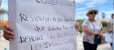 Frente Nacional por la Familia protesta contra la Ley de Infancias Trans en BCS