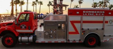 Reciben Bomberos de La Paz un vehículo extintor totalmente nuevo, después de 65 años de rezago