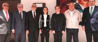 Víctor Castro Cosío, asiste a reunión con gobernadores de la región noroeste y la virtual presidenta Claudia Sheinbaum.