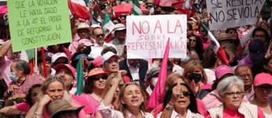 AMLO responde a manifestación contra la sobrerrepresentación y critica a la oposición