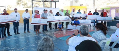 Con una inversión de 10.4 mdp, entrega gobernador Castro Cosío 24 viviendas en Isla Magdalena y Puerto Alcatraz