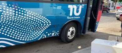 Chocan una nueva unidad del transporte público de La Paz