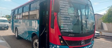 Chocan una nueva unidad del transporte público de La Paz