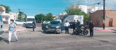 Chocan una nueva unidad del transporte público de La Paz