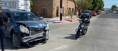 Chocan una nueva unidad del transporte público de La Paz