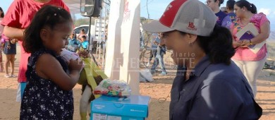 Apoya DIF La Paz a niñas y niños de El Pescadero con la entrega de calzado