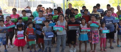 Entrega DIF La Paz 67 pares de calzado escolar en colonia Vista Hermosa