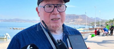 Retiran embarcaciones en malas condiciones y basura del malecón