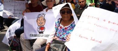 'Fuera Piña, fuera Piña', claman morenistas en informe de AMLO