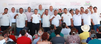 Entrega el gobernador Castro Cosío apoyos de autoempleo y emprendimiento en La Paz