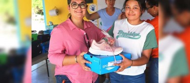 Entrega DIF La Paz apoyos a los habitantes de Los Dolores