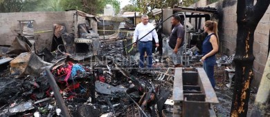 Gobierno de BCS apoyará a familias tras incendio en El Manglito