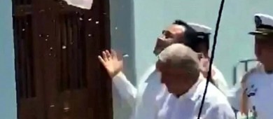 Lanzan botella a AMLO y le gritan ‘dictador’ en gira de despedida por Veracruz