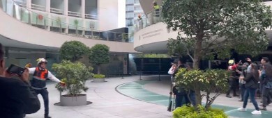 Activistas lanza petardos en el Senado