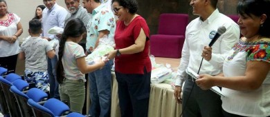 Entrega UABCS paquetes escolares a niñas y niños tepejanos radicados en BCS como parte de una campaña social