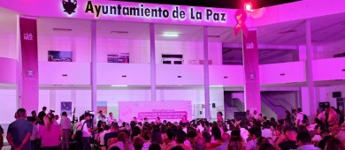 Se ilumina el Ayuntamiento de La Paz para hacer conciencia sobre el cáncer de mama