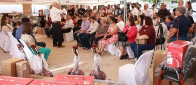 Entrega gobierno de BCS y SEDIF equipamiento y materiales para casas de día