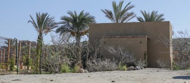 Entrega la alcaldesa de La Paz sanitarios para pescadores y visitantes en Playa Punta Lobos