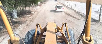 Nivela Servicios Públicos más de 12 km de accesos alternos de terracería en La Paz