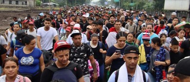 Miles de migrantes parten en caravana a Estados Unidos desde la frontera sur de México