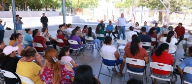 Entrega el gobernador transporte escolar y anuncia mejoras en infraestructura y salud en El Carrizal