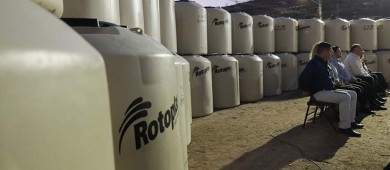 Encabeza Milena Quiroga la entrega de 80 tinacos en la colonia Vista Hermosa