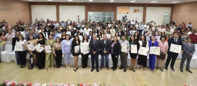 Entregan títulos a una generación más de egresados y egresadas de la UABCS