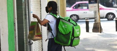 Repartidoras acusan que el plan de Sheinbaum para regular trabajo en apps las afectará