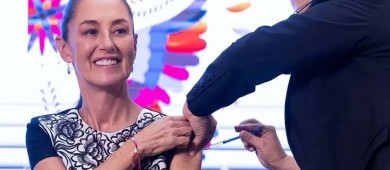 Sheinbaum se vacuna y exhorta a sumarse contra la Covid-19 e influenza