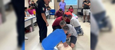 Capacitan Bomberos de La Paz en primeros auxilios a 60 maestros de educación física