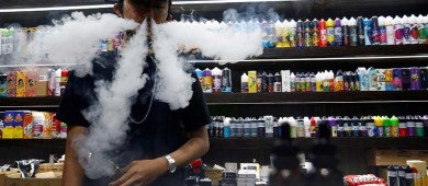 Exigen senadores freno a venta de cigarros electrónicos a menores de edad