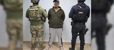 Elementos de la Marina detienen a un hombre que asaltó una tienda