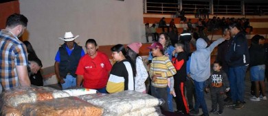 Jóvenes de Los Planes disfrutan de la proyección de cine gratuito