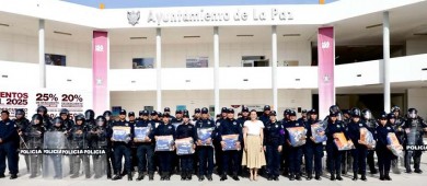 Entrega Milena Quiroga uniformes y equipamiento a la Policía Municipal de La Paz