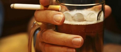 Proponen aumentar impuestos al tabaco y al alcohol para compensar menor gasto en salud