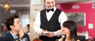 Buscan que trabajadores por propinas tengan sueldo base